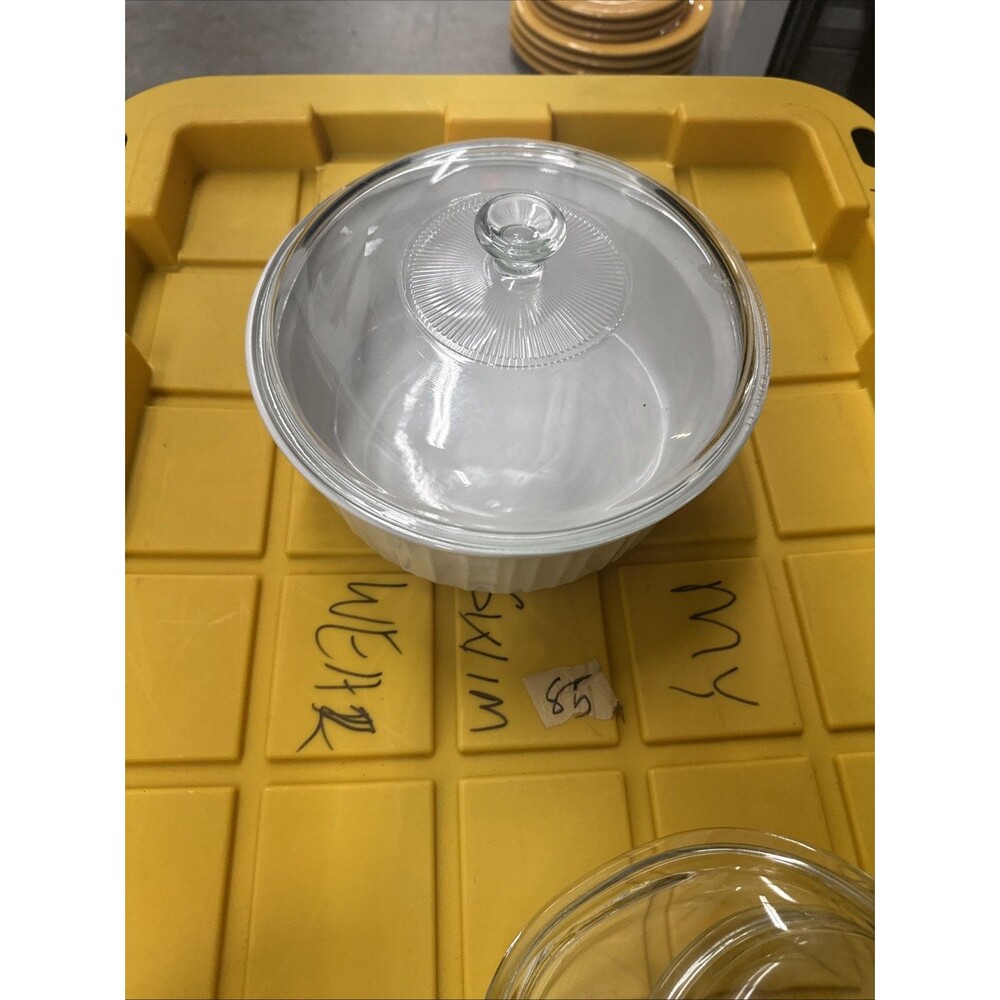 Vtg White round corning ware French White 2.5 Qt Casserole